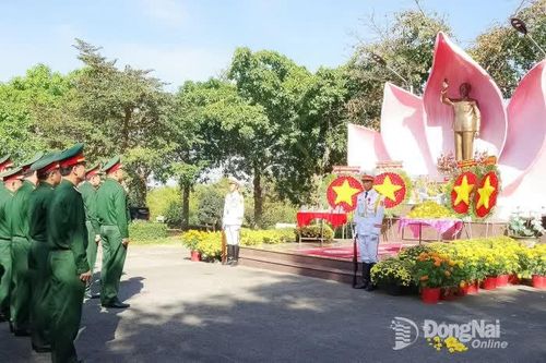 Thủ trưởng Bộ Quốc phòng, Quân khu 7 và Bộ Chỉ huy Quân sự tỉnh Đồng Nai dâng hương tưởng nhớ Bác Hồ