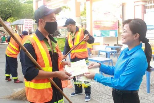 Công đoàn Đồng Nai động viên, trao quà Tết cho công nhân môi trường trước đêm giao thừa