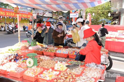 Bánh mứt, trái cây, hoa chưng tết hút hàng giờ cuối