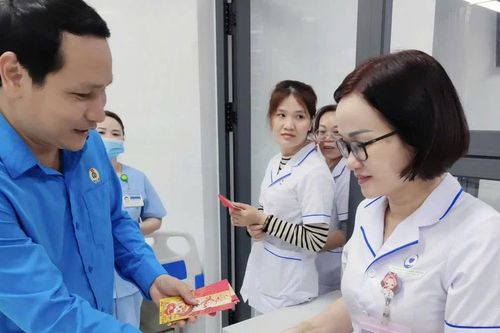 Liên đoàn Lao động tỉnh tặng quà đoàn viên, người lao động làm nhiệm vụ trong dịp Tết