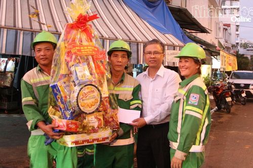 Phó Chủ tịch UBND tỉnh Khánh Hòa Trần Hòa Nam động viên, tặng quà Tết cho công nhân vệ sinh môi trường