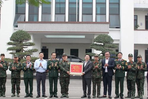 Chủ tịch UBND tỉnh Nguyễn Tuấn Anh thăm, động viên, tặng quà các lực lượng làm nhiệm vụ đêm giao thừa