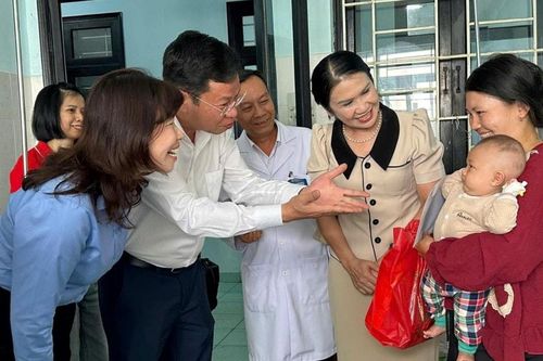 Chủ tịch HĐND tỉnh Lâm Đồng Lưu Văn Trung thăm, tặng quà Tết tại Bệnh viện Đa khoa Đắk Nông