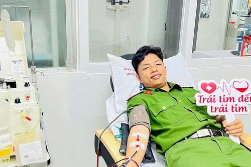 Chiến sĩ Cảnh sát cơ động Quảng Ngãi hiến tiểu cầu cứu người trong đêm trực Tết