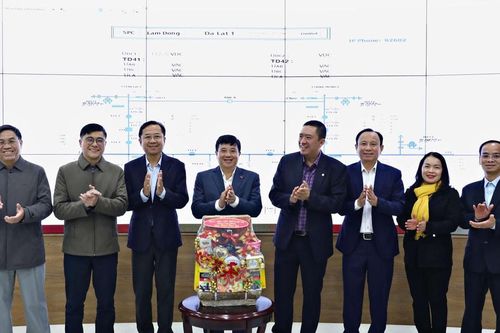 Bí thư Tỉnh ủy Lâm Đồng Y Thanh Hà Niê Kđăm thăm, động viên các đơn vị trực đêm giao thừa
