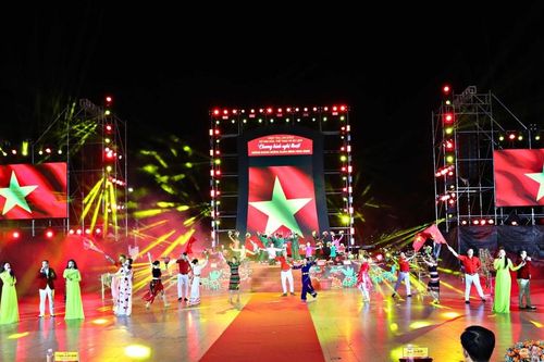 Quảng trường Lâm Viên rộn ràng đêm nghệ thuật mừng Xuân Bính Ngọ 2026