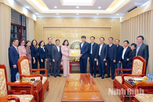 Đồng chí Chủ tịch UBND tỉnh Trần Huy Tuấn thăm, động viên các đơn vị trực Tết