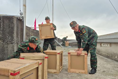 Bắn pháo hoa tầm thấp tại phường Nam Đông Hà và Đồng Hới thời khắc giao thừa