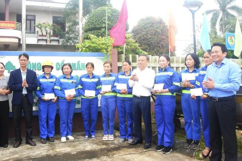 Đồng chí Phó Chủ tịch UBND tỉnh Lê Đức Tiến thăm, tặng quà các đơn vị trực Tết