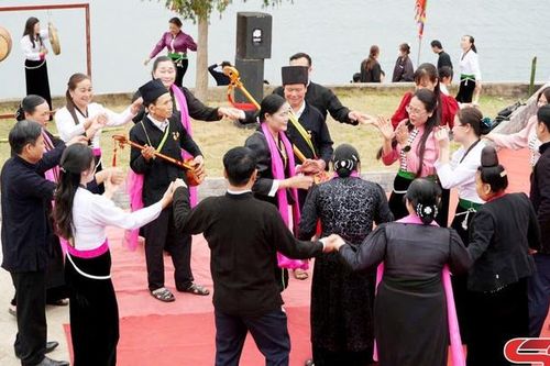 Độc đáo Lễ hội gội đầu của đồng bào Thái trắng Quỳnh Nhai