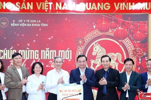 Đồng chí Phó Chủ tịch Thường trực UBND tỉnh nắm tình hình, công tác trực Tết tại Bệnh viện đa khoa tỉnh