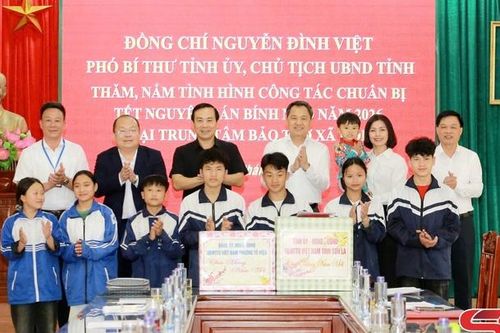 Đồng chí Chủ tịch UBND tỉnh thăm, nắm tình hình và tặng quà Trung tâm Bảo trợ xã hội tỉnh
