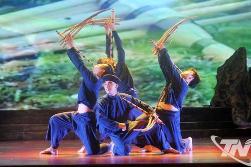 Hoa Xuân nở trên sân khấu