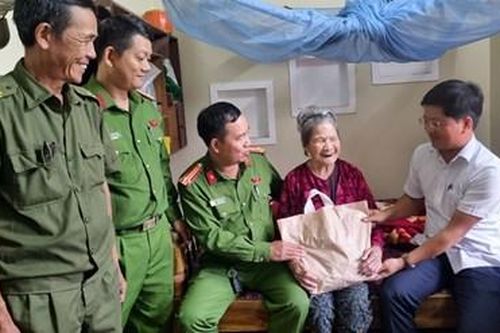 Bữa cơm tất niên sum vầy với Mẹ