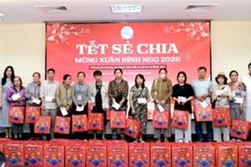 Trao quà Tết cho bệnh nhân điều trị nội trú tại Bệnh viện Trung ương Huế