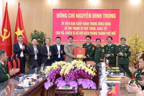 Lãnh đạo thành phố thăm, chúc Tết các đơn vị trước thời khắc Giao thừa