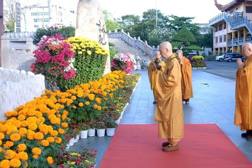 Đức Pháp chủ GHPGVN dâng hương tại tháp Đa Bảo, thăm Việt Nam Quốc Tự trước thềm xuân Bính Ngọ