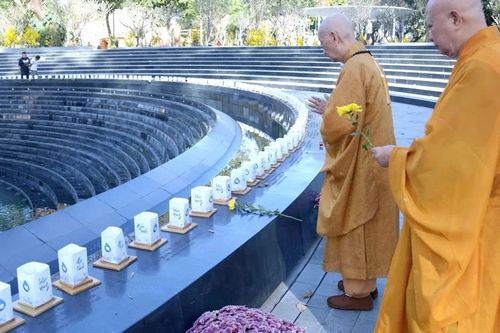 Đại lão Hòa thượng Thích Trí Quảng đến Công viên số 1 Lý Thái Tổ tưởng niệm đồng bào tử vong vì Covid-19