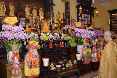 Đức Pháp chủ dâng hương tưởng niệm Trưởng lão Hòa thượng Thích Thiện Hòa tại tổ đình Ấn Quang