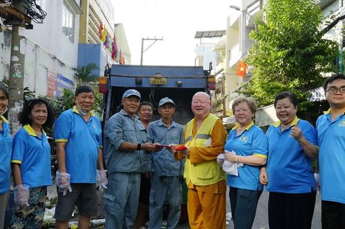 Hòa thượng Thích Duy Trấn 'xuống phố' quét rác và tặng quà Tết đến công nhân vệ sinh môi trường chiều 29 Tết