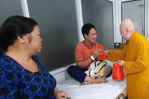 TP.HCM: Chùa Liên Hoa (phường Bình Thới) tặng quà Tết bệnh nhân trước thềm giao thừa