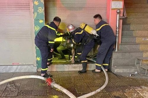 Hà Nội: Cảnh sát giải cứu nhiều người mắc kẹt trong vụ cháy nhà 5 tầng sáng 29 Tết
