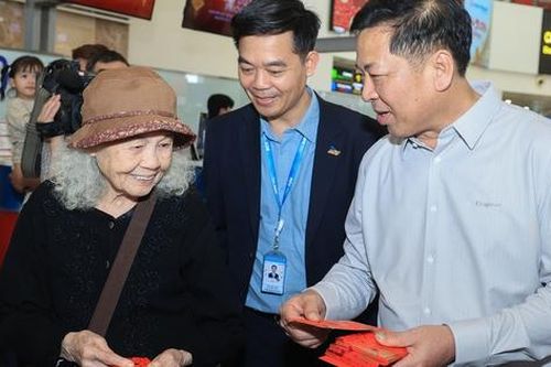 Bộ trưởng Trần Hồng Minh trao lì xì, gửi lời chúc đầu xuân tới hành khách chiều 29 Tết