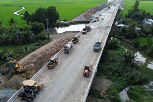 Hối hả thi công trên công trường dự án cao tốc Châu Đốc - Cần Thơ - Sóc Trăng qua An Giang