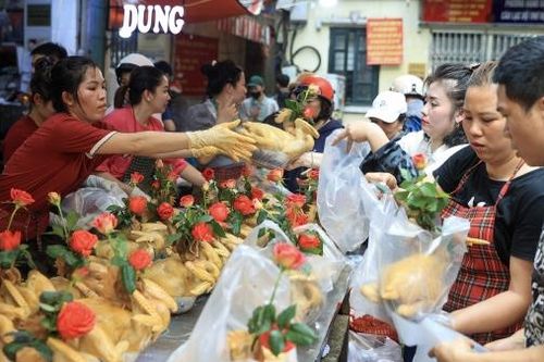 Hà Nội: Gà lễ giá tiền triệu vẫn đắt khách, làm không kịp bán