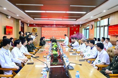 Thứ trưởng Đặng Hồng Đức kiểm tra công tác ứng trực và thăm, động viên các bệnh nhân nặng đang điều trị tại Bệnh viện 19-8