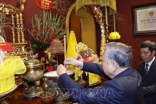 Tổng Bí thư Tô Lâm dâng hương tưởng nhớ các bậc tiên đế