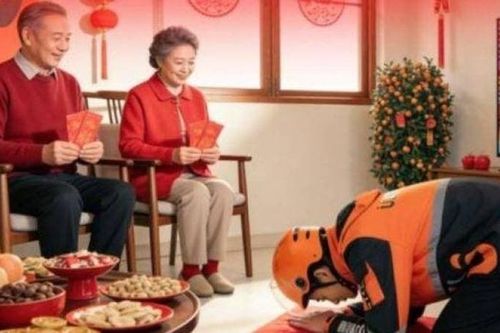 Dịch vụ thuê người chúc Tết, nhận lì xì 'chết yểu' sau 24 giờ
