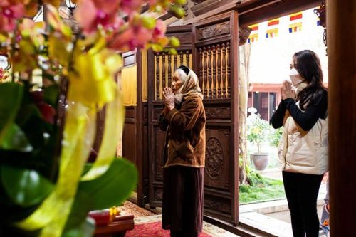 Cúng đầu năm trong nhà và tại chùa: Làm sao cho đúng để bình an, tài lộc?