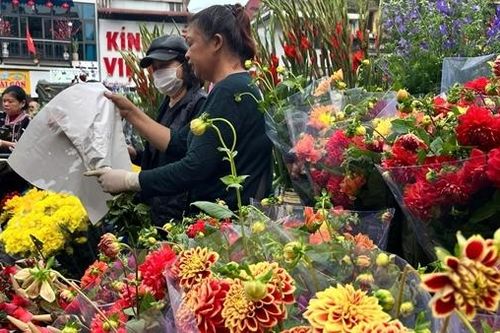 Ngày cuối cùng năm Ất Tỵ: Hoa tươi tràn ngập các chợ, giá không tăng 'đột biến'
