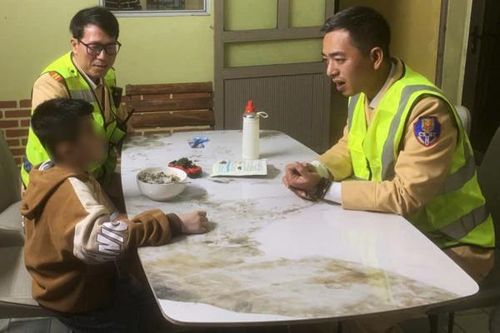 Tuần tra đêm Giao thừa, CSGT giúp đỡ các trẻ em bị lạc về với gia đình