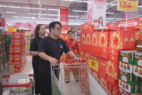 Nguồn hàng dồi dào, siêu thị Tết hút khách cuối năm