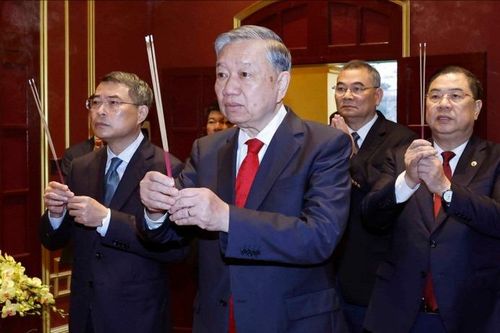 Tổng Bí thư dâng hương tại Khu di tích Hoàng thành Thăng Long
