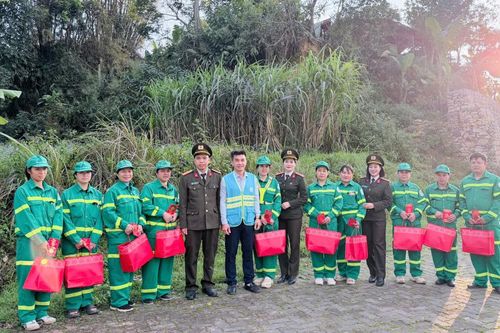 Tặng quà Tết cho công nhân vệ sinh môi trường nhân dịp Xuân Bính Ngọ 2026