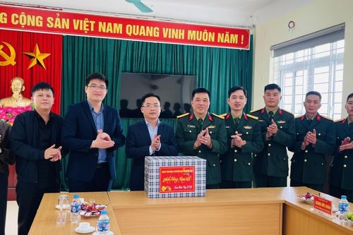 Lãnh đạo phường Thục Phán thăm, tặng quà các đơn vị trực Tết