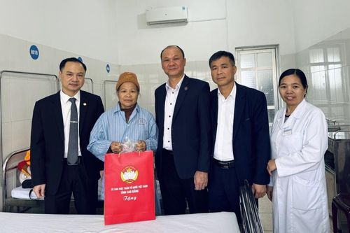 Ủy ban MTTQ tỉnh tặng quà, chúc Tết bệnh nhân tại các bệnh viện