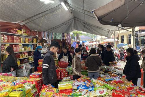 Niềm vui, nỗi lo đan xen của tiểu thương ngày cuối cùng của năm