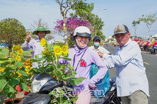 Nụ cười hoa Tết