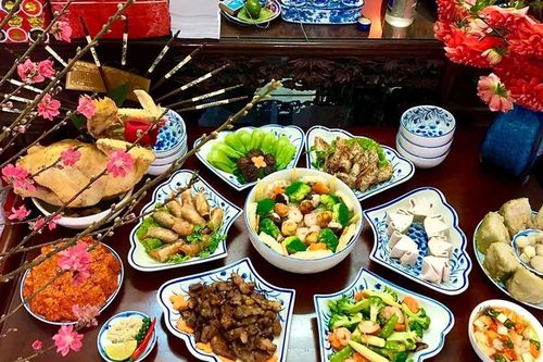 Ngày Tết thắp hương cúng lễ, đồ ăn thức uống để lâu liệu có an toàn? Đâu là cách xử lý đúng