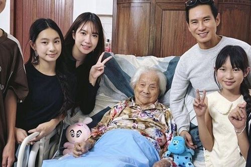 Lý Hải - Minh Hà đưa 4 con về thăm mẹ ruột gần 100 tuổi ngày cận Tết, quây quần bên bữa ăn gia đình giản dị