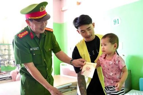 Ban Giám đốc Công an TPHCM thăm, chúc Tết y, bác sĩ và bệnh nhân điều trị tại bệnh viện