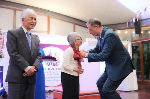 Vợ chồng nhà khoa học nối Việt Nam với thế giới