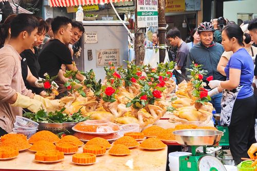 Gà luộc gần 1,8 triệu đồng/con vẫn 'cháy hàng' ở chợ Hàng Bè sáng 29 Tết