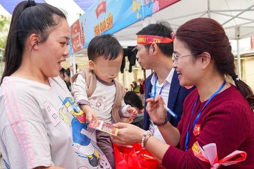 Tết ở viện, bệnh nhân ung thư rưng rưng khi bác sĩ cắm cành đào nhỏ