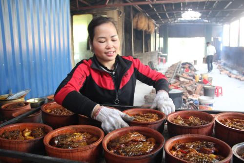 Cá kho làng Vũ Đại đỏ lửa xuyên Tết, mỗi gia đình thu hơn nửa tỷ đồng