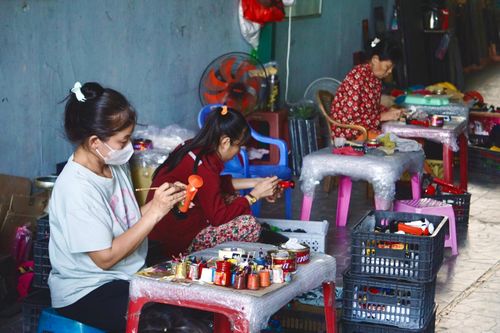 Làng sơn mài TP.HCM những ngày Tết chạm ngõ